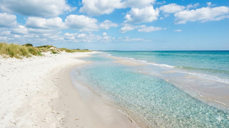 Traumstrand auf Falster mit türkisfarbenem Wasser