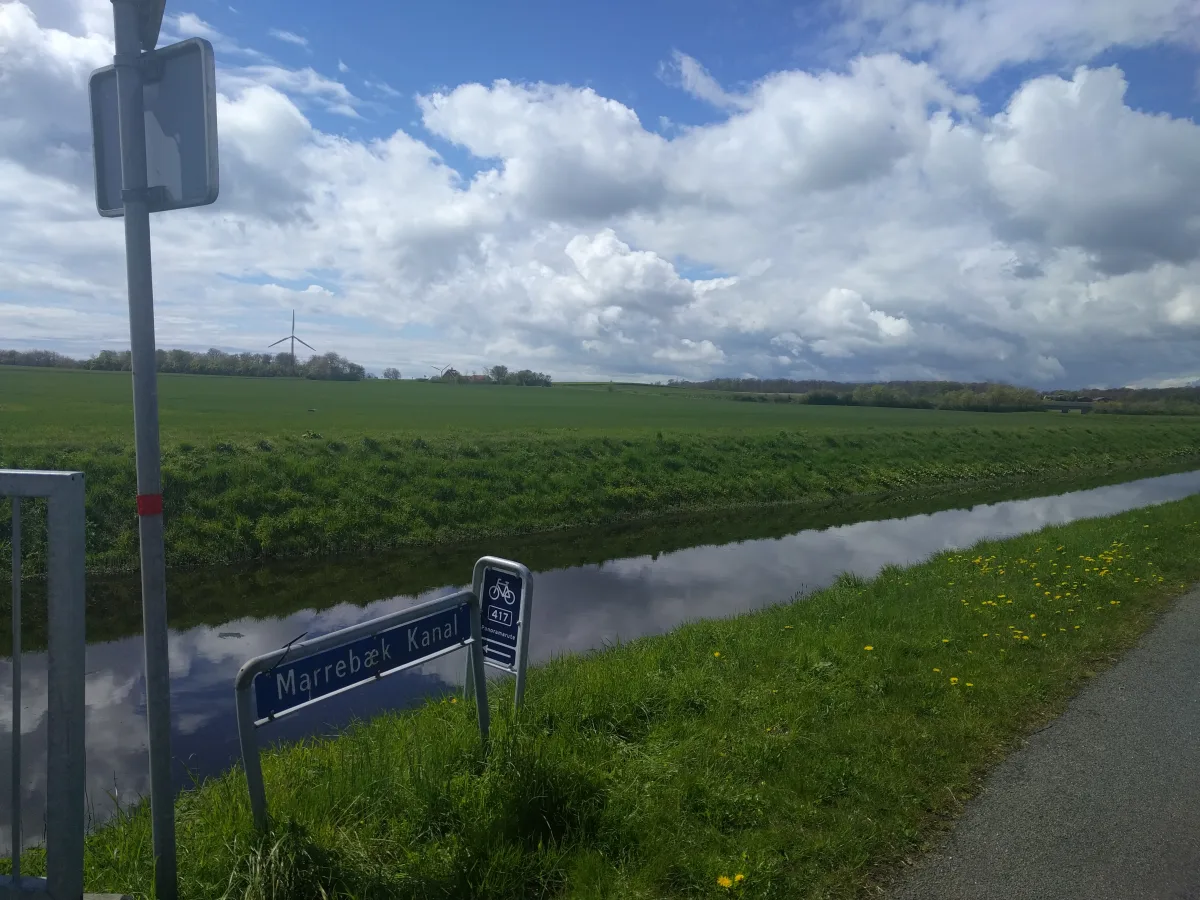 Marrebæk Kanal am Bøtø Nor — Wiesen, Wasser und Radwegweiser
