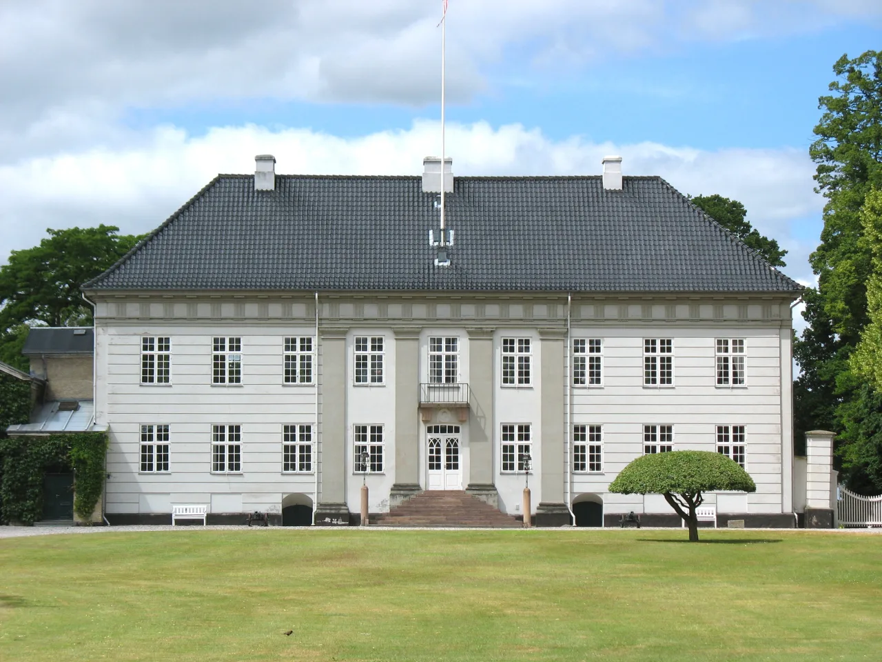 Corselitze Herrenhaus auf Falster — klassizistische Hauptfassade von 1774–1777 mit weißem Putz, schiefergedecktem Walmdach und symmetrischer Fensterordnung
