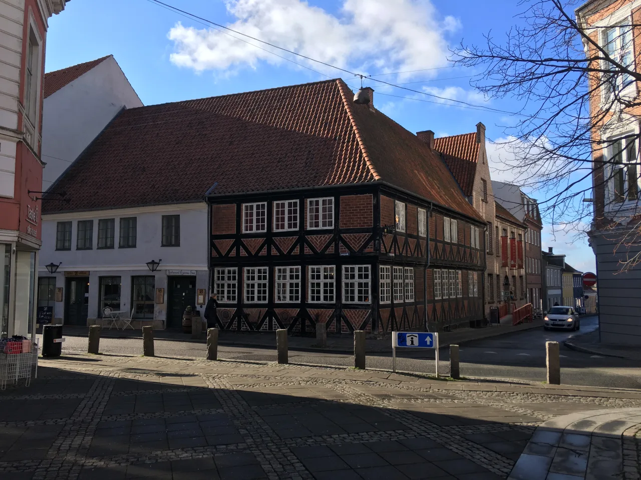 Das Czarens Hus an der Langgade in Nykøbing Falster – Fachwerkhaus mit roten Ziegeln und schwarzem Gebälk