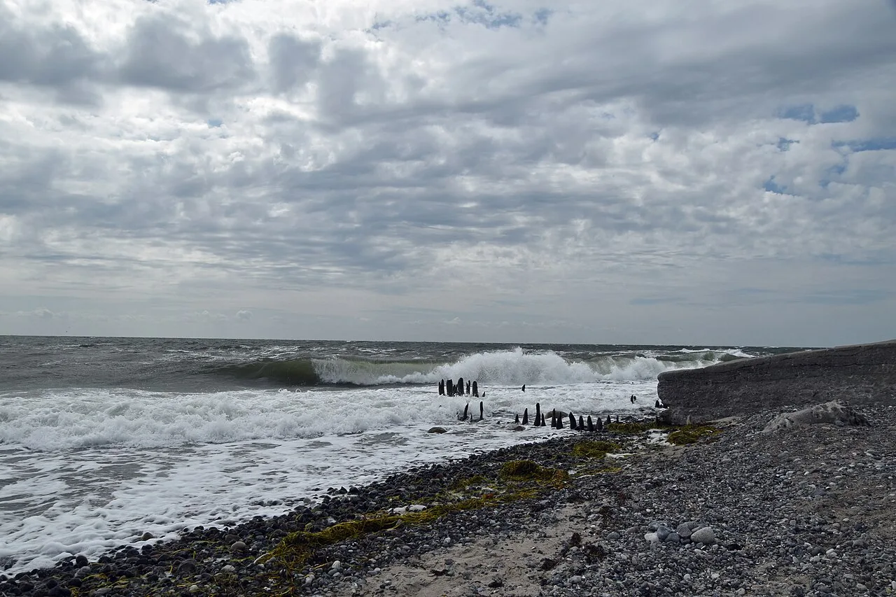 Gedser Odde — windumtoste Landspitze mit grobem Sandstrand und brechender Ostsee