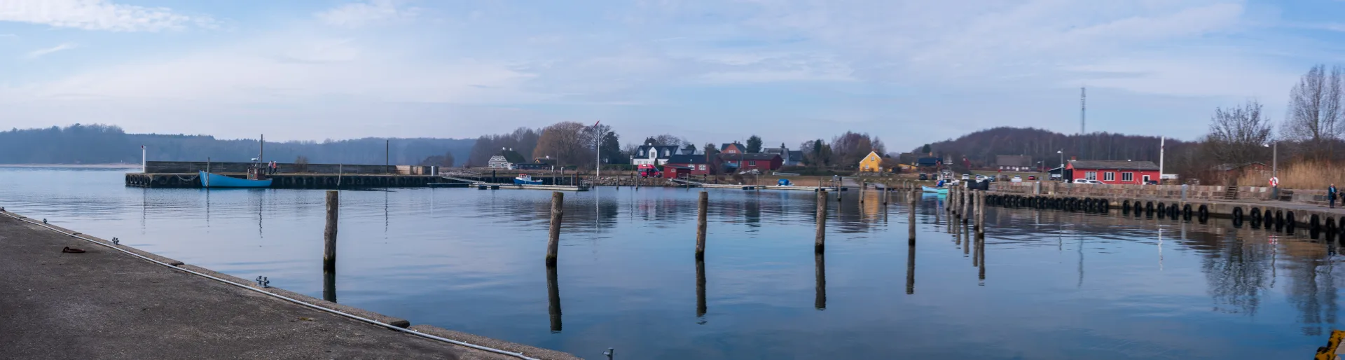 Hesnæs Hafen auf Falster — kleiner Fischereihafen mit Booten und strohgedeckten Häusern
