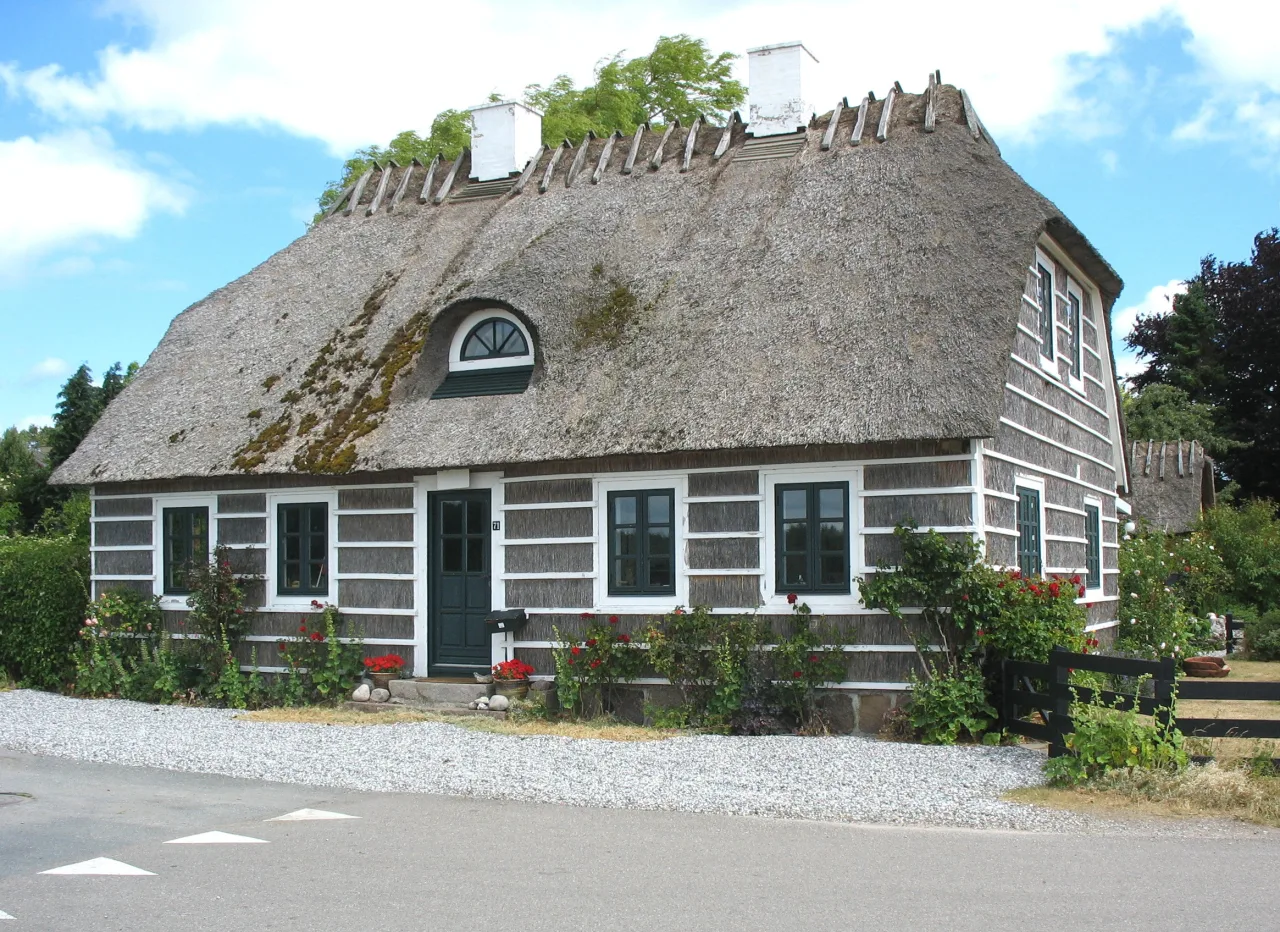 Schilfgedecktes Hesnæs-Haus mit verkleideten Wänden und Giebel