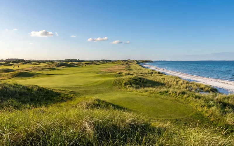 Spielbahn des Marielyst Golfklub mit Dünenkante und Ostsee-Blick im Abendlicht
