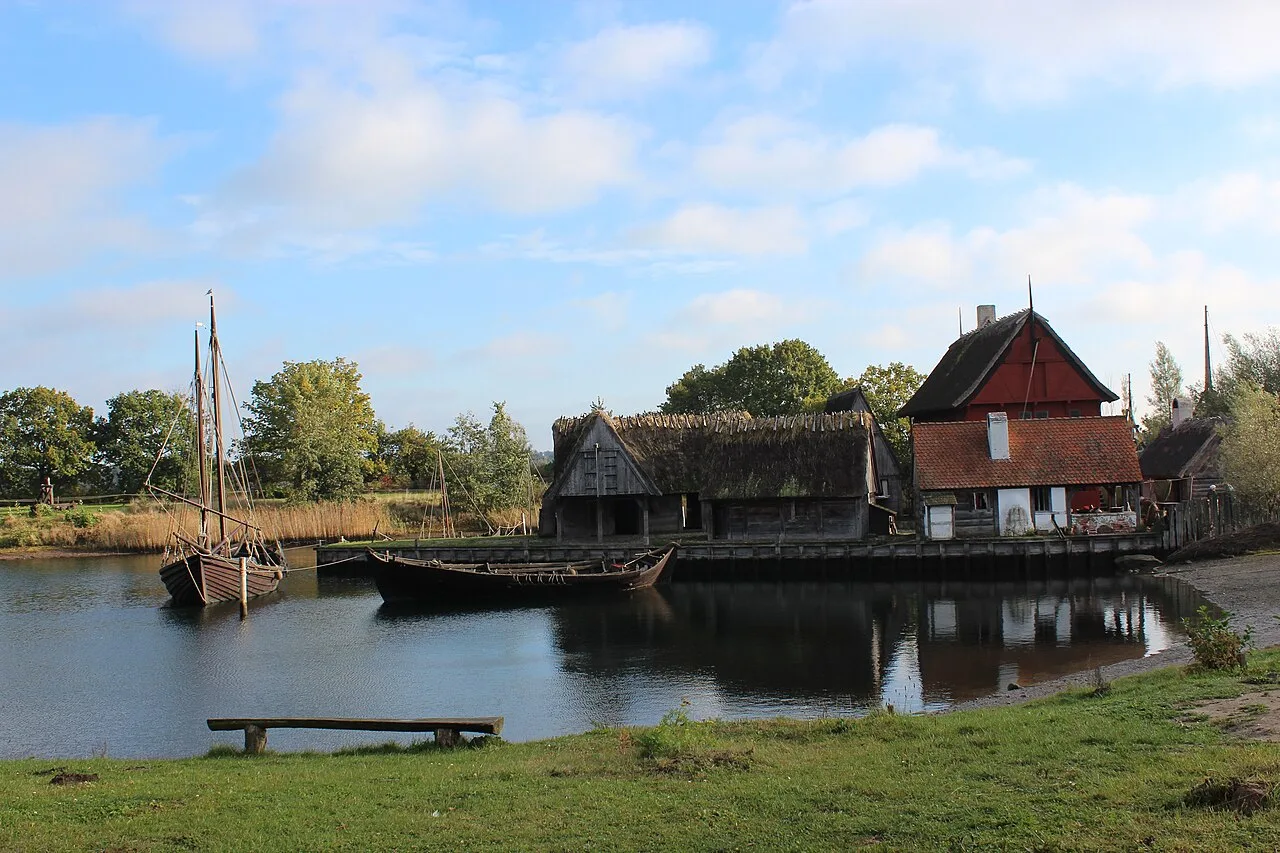 Middelaldercentret in Sundby — rekonstruierter mittelalterlicher Hafen mit Holzbooten