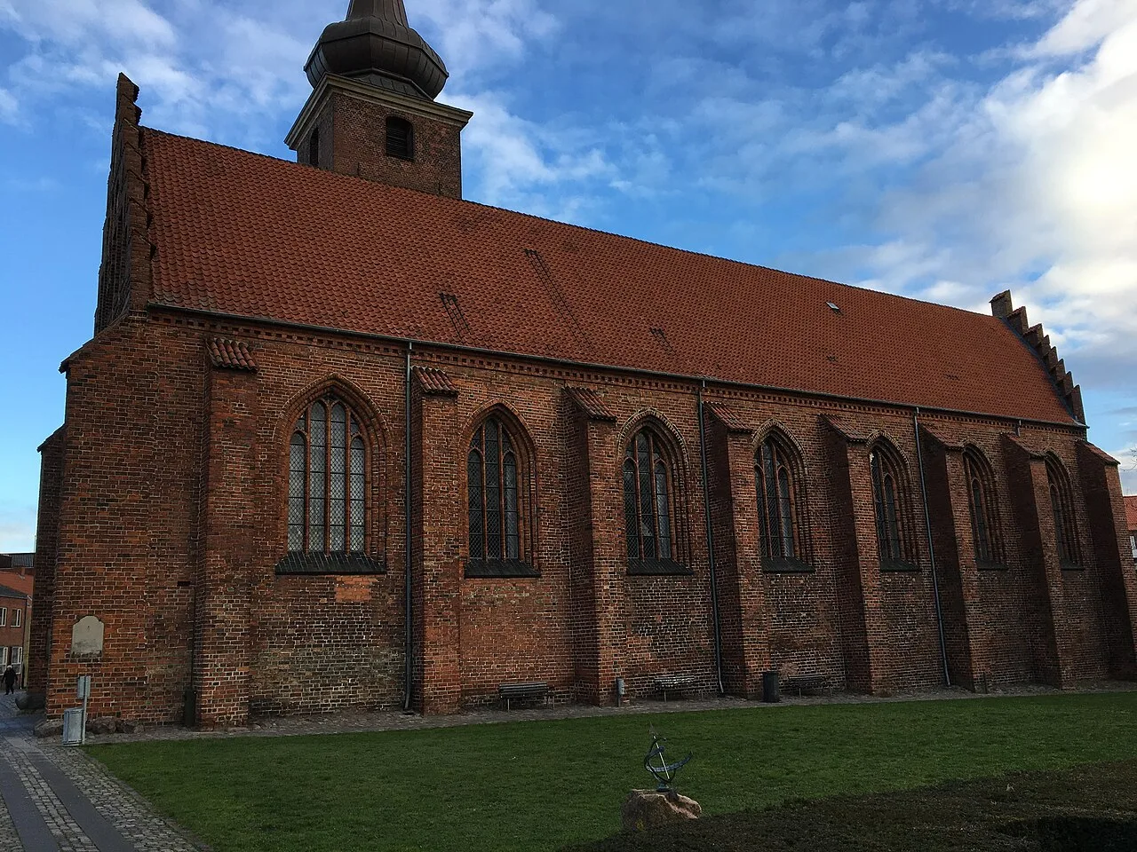 Die mittelalterliche Klosterkirke aus rotem Backstein in Nykøbing Falster