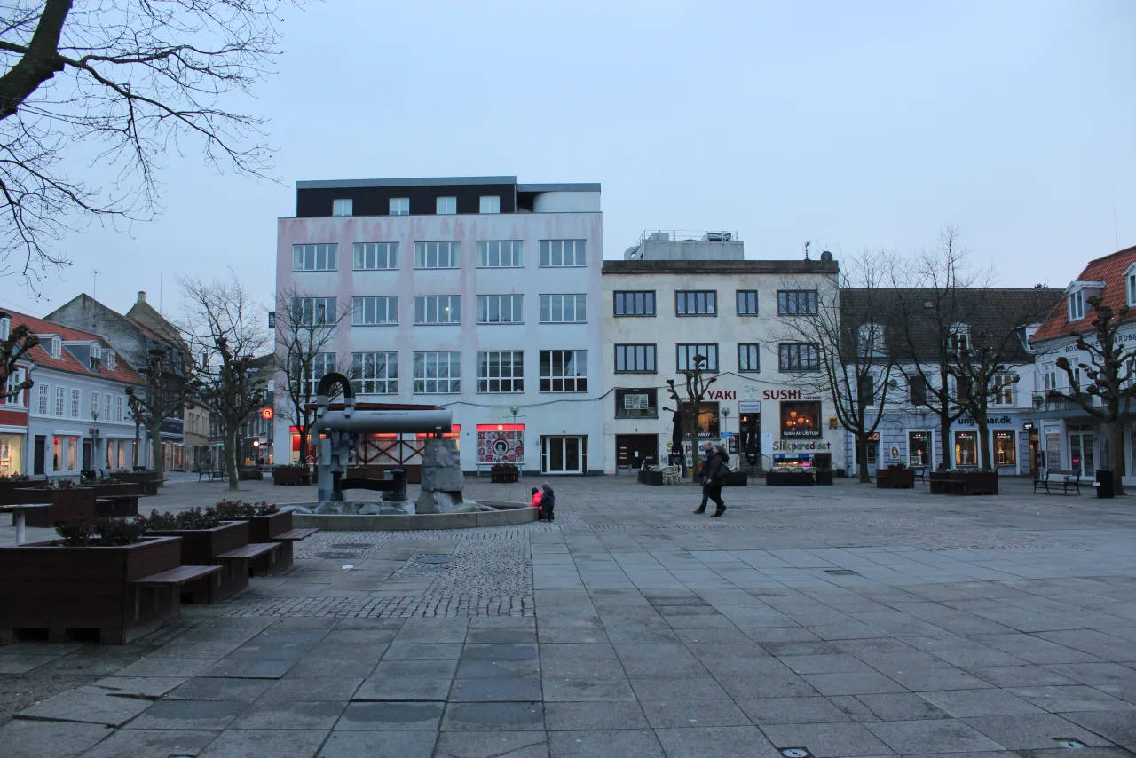 Der Torvet in Nykøbing Falster mit dem Bärenbrunnen im Vordergrund