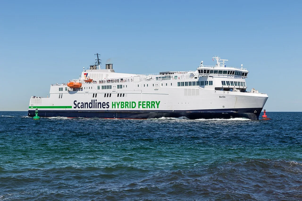 Die weiße Scandlines-Hybridfähre „Berlin