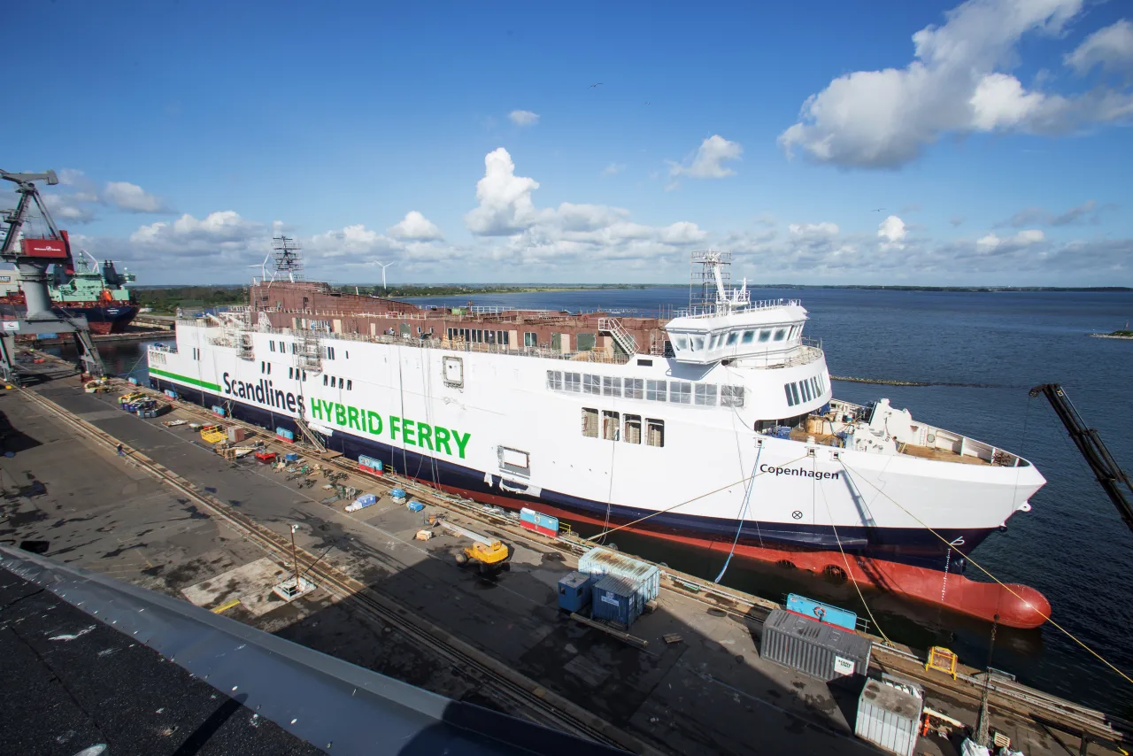 Scandlines-Hybridfähre &bdquo;Copenhagen&ldquo; vor Anker
