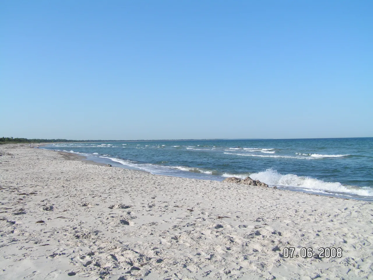 Marielyst Strand auf Falster — heller Sand, flaches Wasser, Sommerlicht