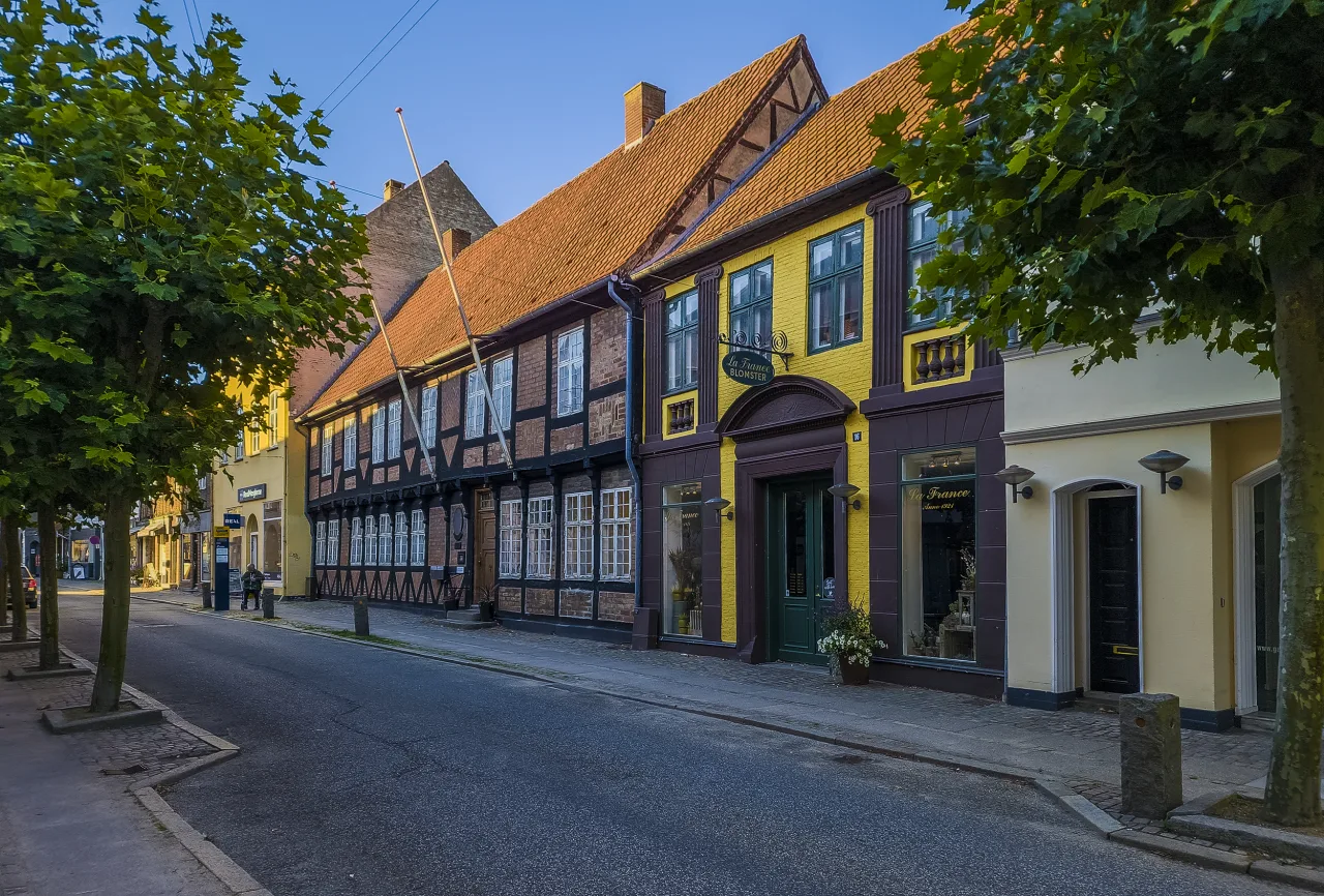 Fachwerkhäuser an der Langgade im Latinerkvarteret von Nykøbing Falster im warmen Abendlicht