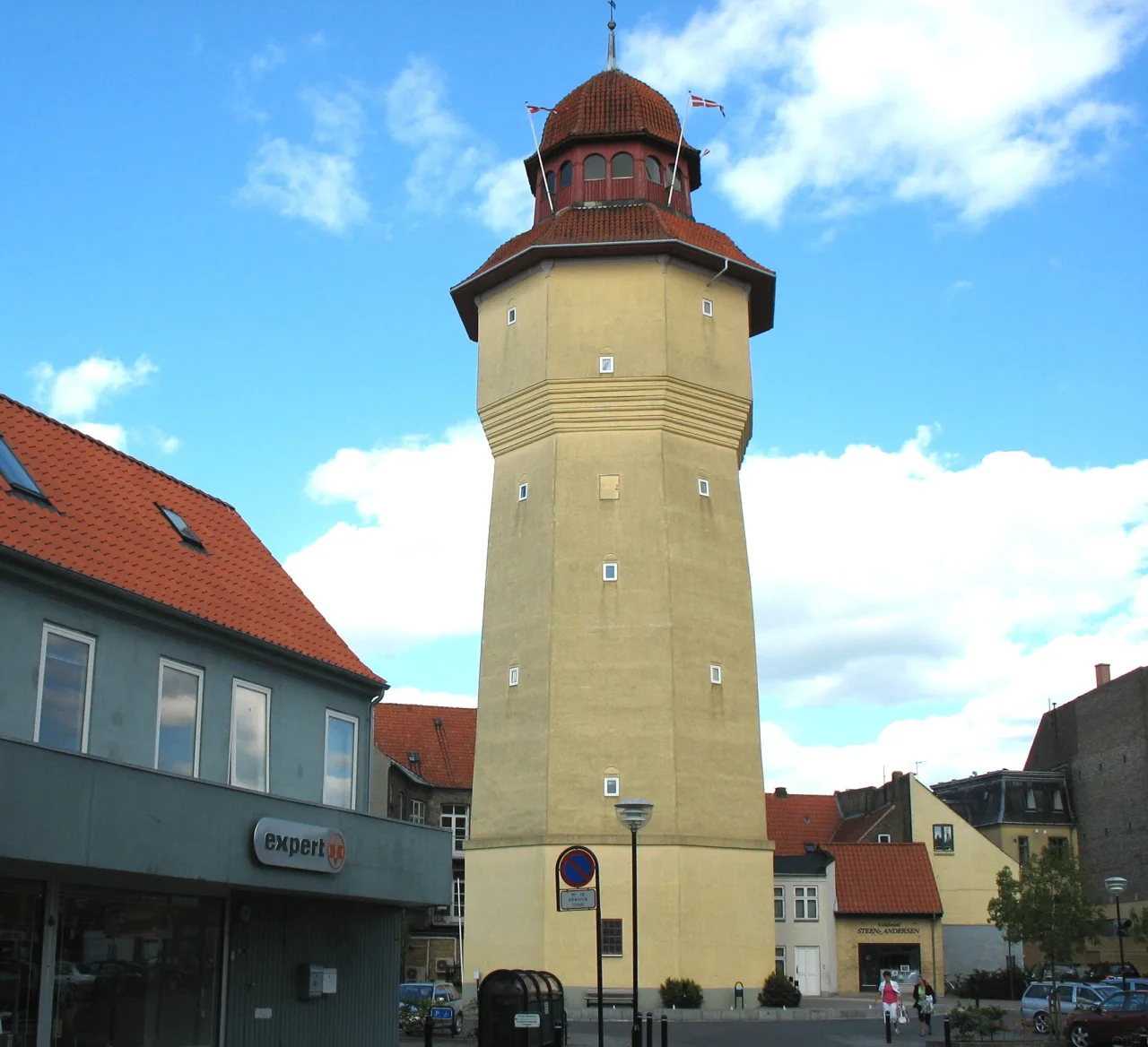 Wasserturm Nykøbing Falster — achteckiger gelber Turm mit rotem Kuppeldach