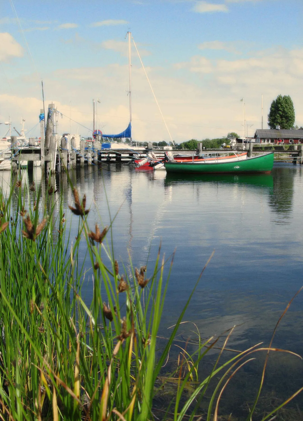 Yachthafen Stubbekøbing auf Falster — Segelboot, Kanus und Segelyachten im ruhigen Hafenbecken bei Sommerwetter